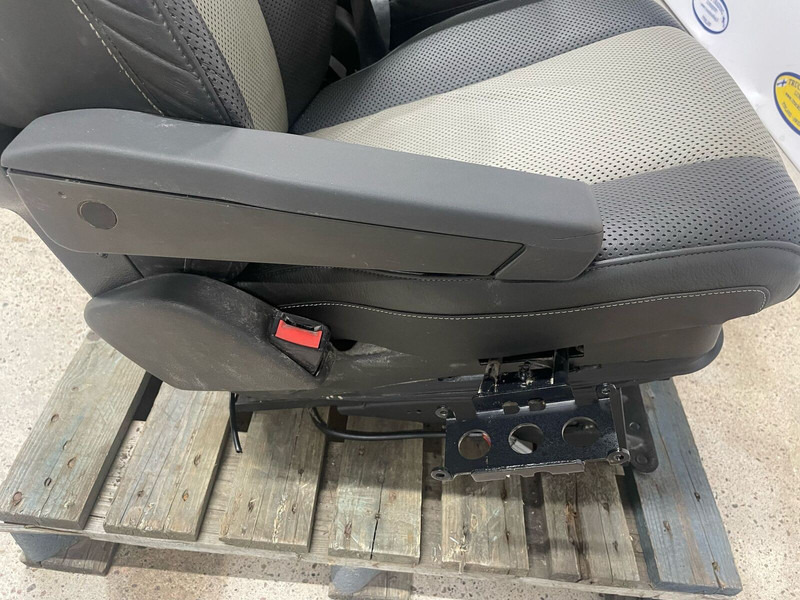 Volvo FM4 - Ülés: 5 kép. Volvo FM4 - Ülés: 5 kép.