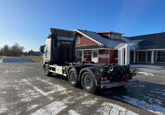 Volvo FM460 6X4 KOUKKUAUTO - Horgos rakodó teherautó: 2 kép. Volvo FM460 6X4 KOUKKUAUTO - Horgos rakodó teherautó: 2 kép.