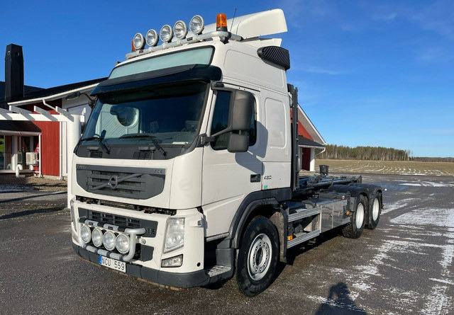 Volvo FM460 6X4 KOUKKUAUTO - Horgos rakodó teherautó: 3 kép. Volvo FM460 6X4 KOUKKUAUTO - Horgos rakodó teherautó: 3 kép.