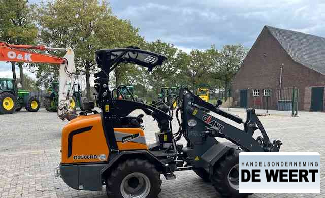 Giant 2500HD - Gumikerekes homlokrakodó: 5 kép. Giant 2500HD - Gumikerekes homlokrakodó: 5 kép.