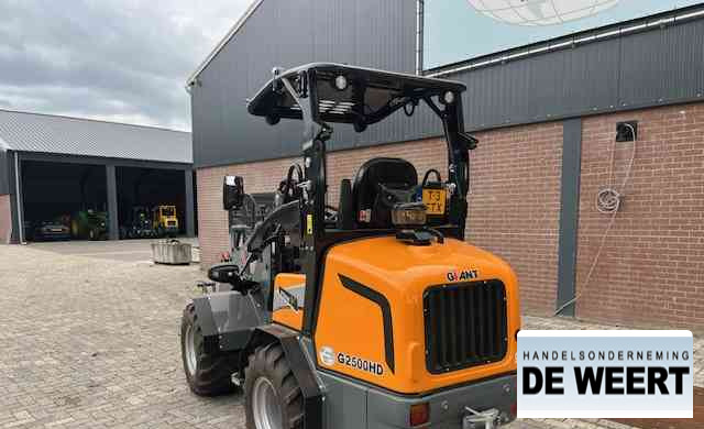 Giant 2500HD - Gumikerekes homlokrakodó: 4 kép. Giant 2500HD - Gumikerekes homlokrakodó: 4 kép.