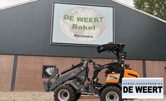 Giant 2500HD - Gumikerekes homlokrakodó: 1 kép. Giant 2500HD - Gumikerekes homlokrakodó: 1 kép.