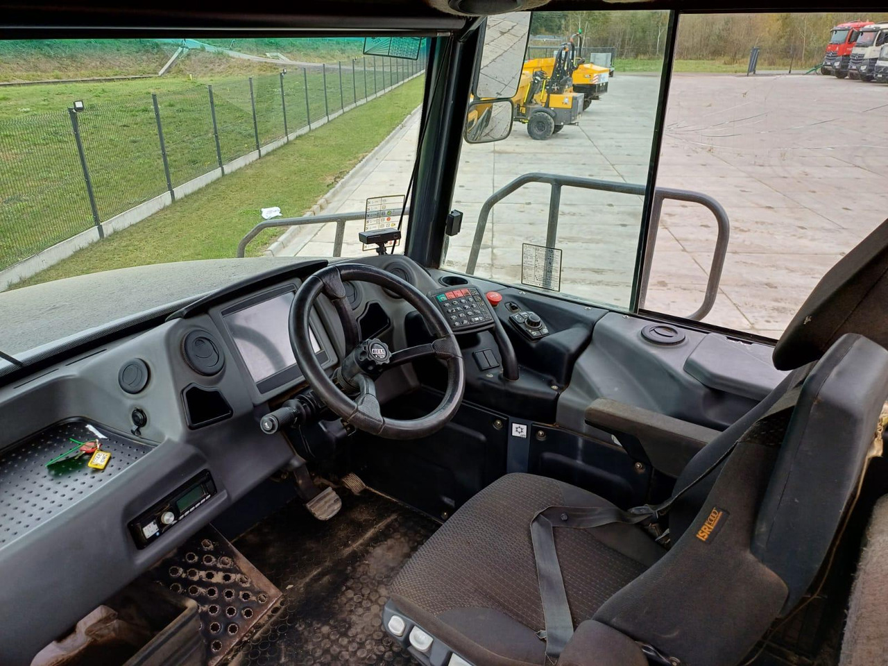Bell B30E - Csuklós dömper: 4 kép. Bell B30E - Csuklós dömper: 4 kép.