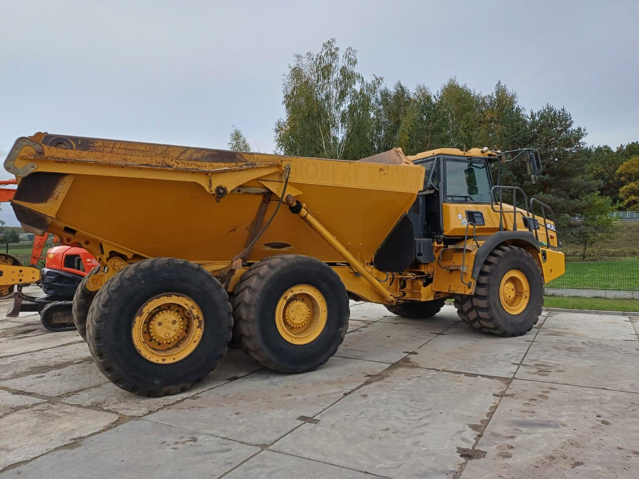 Bell B30E - Csuklós dömper: 3 kép. Bell B30E - Csuklós dömper: 3 kép.