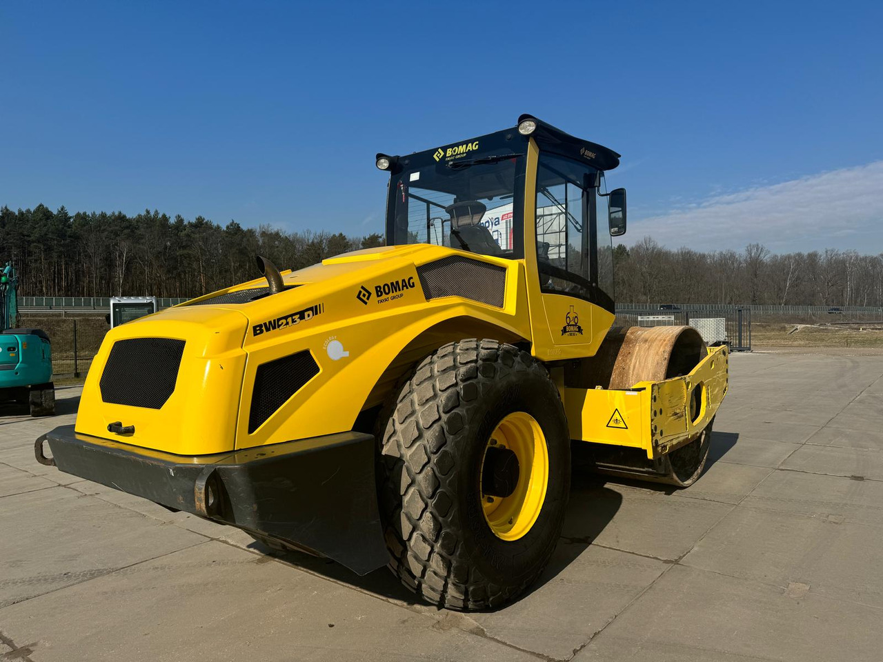 Bomag BW 213-D5 2017 - Talajtömörítő: 3 kép. Bomag BW 213-D5 2017 - Talajtömörítő: 3 kép.