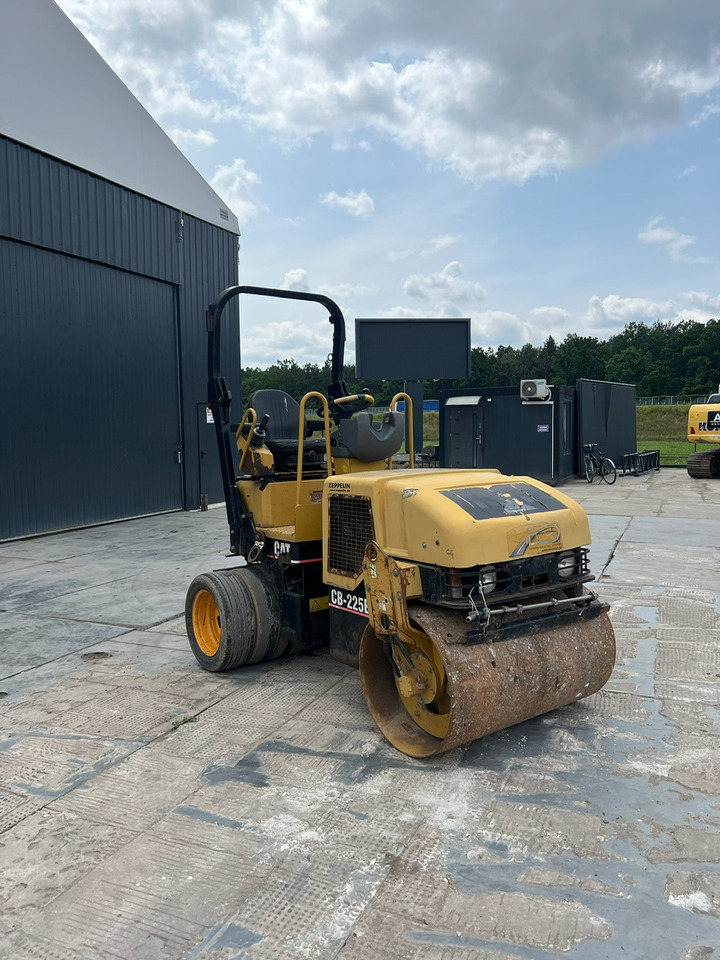 CATERPILLAR CB-225E - Henger: 4 kép. CATERPILLAR CB-225E - Henger: 4 kép.