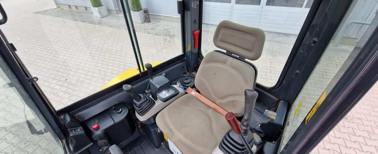 Minikotró Komatsu PC26MR-3: 8 kép.