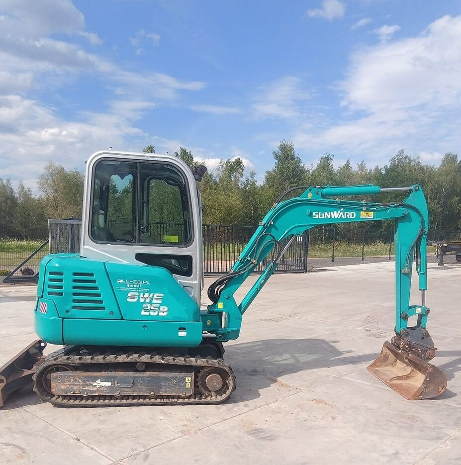Sunward SWE25B - Minikotró: 2 kép. Sunward SWE25B - Minikotró: 2 kép.