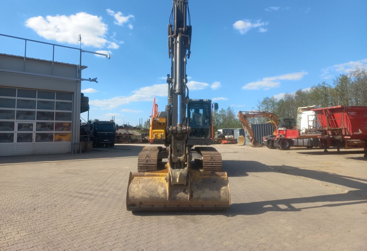 Volvo EC 220EL - Lánctalpas kotró: 2 kép. Volvo EC 220EL - Lánctalpas kotró: 2 kép.