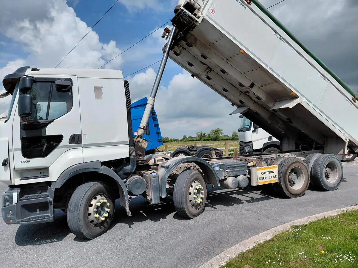 2014 Renault Premium Lander - Billenőplatós teherautó: 3 kép. 2014 Renault Premium Lander - Billenőplatós teherautó: 3 kép.