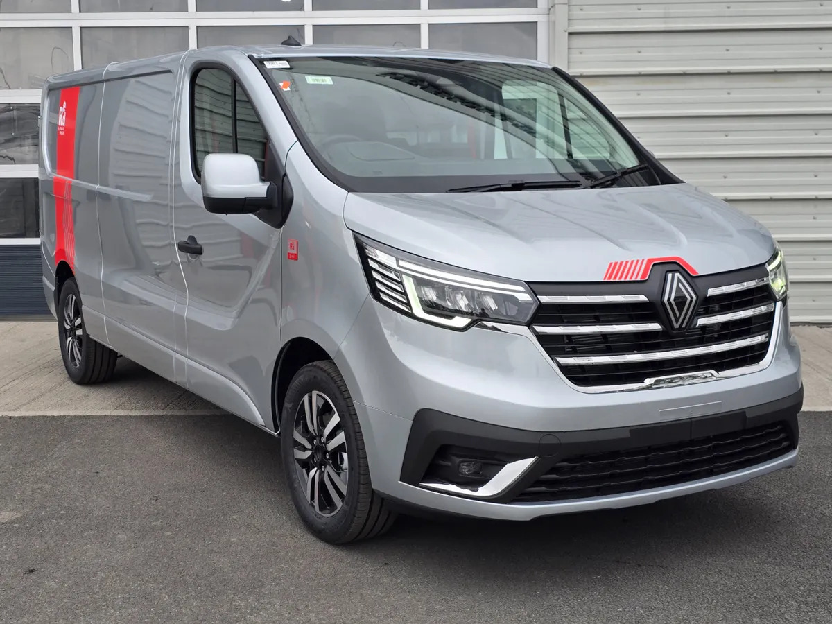 NEW Renault Trafic Exclusive 170BHP/150BHP Auto Highland Silver - Furgon: 1 kép. NEW Renault Trafic Exclusive 170BHP/150BHP Auto Highland Silver - Furgon: 1 kép.