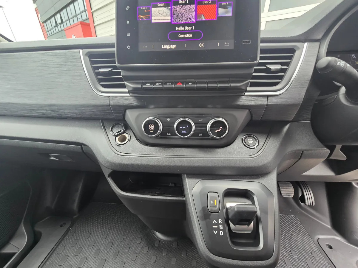 NEW Renault Trafic Exclusive 170BHP/150BHP Auto White - Furgon: 3 kép. NEW Renault Trafic Exclusive 170BHP/150BHP Auto White - Furgon: 3 kép.