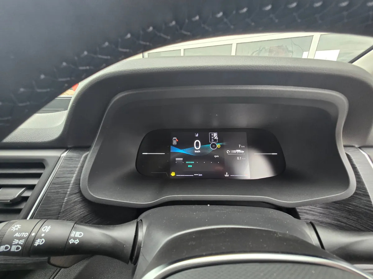 NEW Renault Trafic Exclusive 170BHP/150BHP Auto White - Furgon: 4 kép. NEW Renault Trafic Exclusive 170BHP/150BHP Auto White - Furgon: 4 kép.