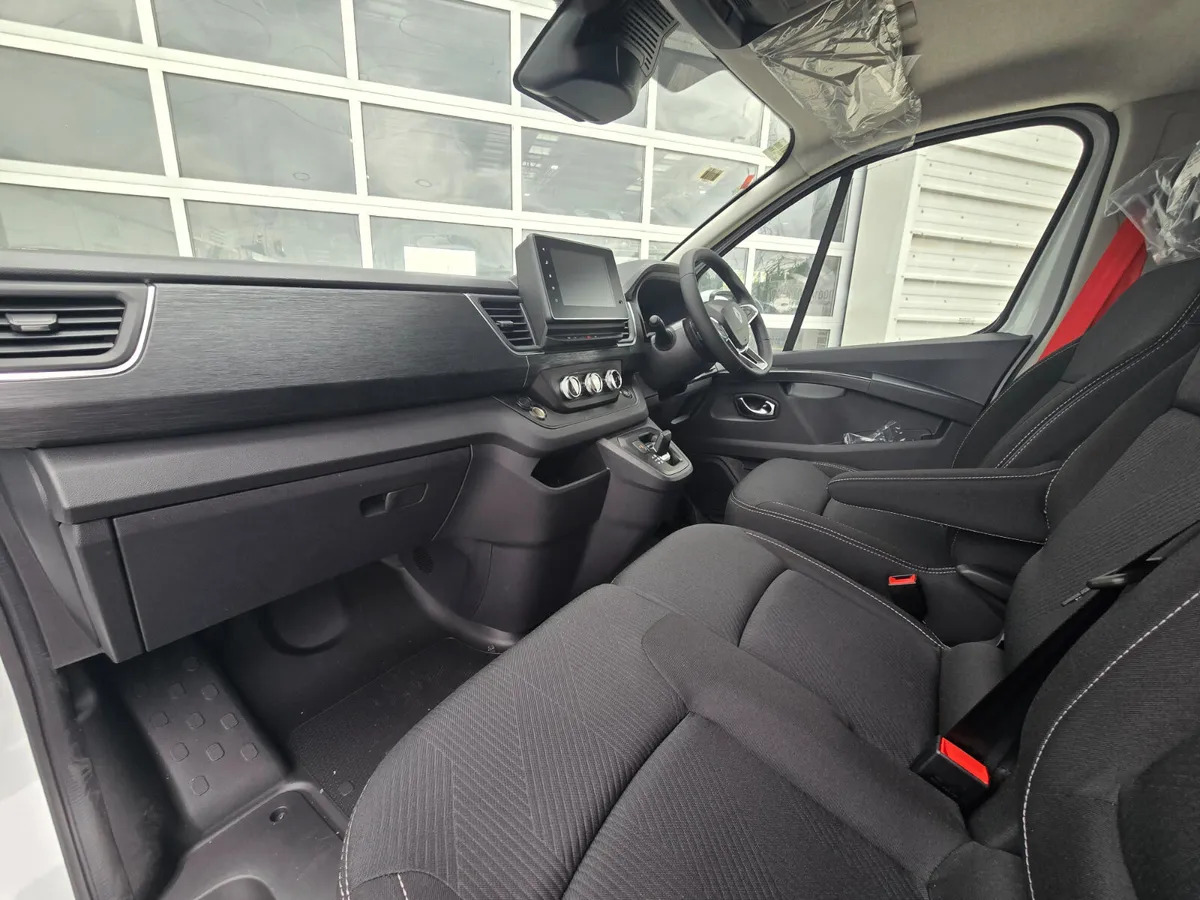 NEW Renault Trafic Exclusive 170BHP/150BHP Auto White - Furgon: 2 kép. NEW Renault Trafic Exclusive 170BHP/150BHP Auto White - Furgon: 2 kép.