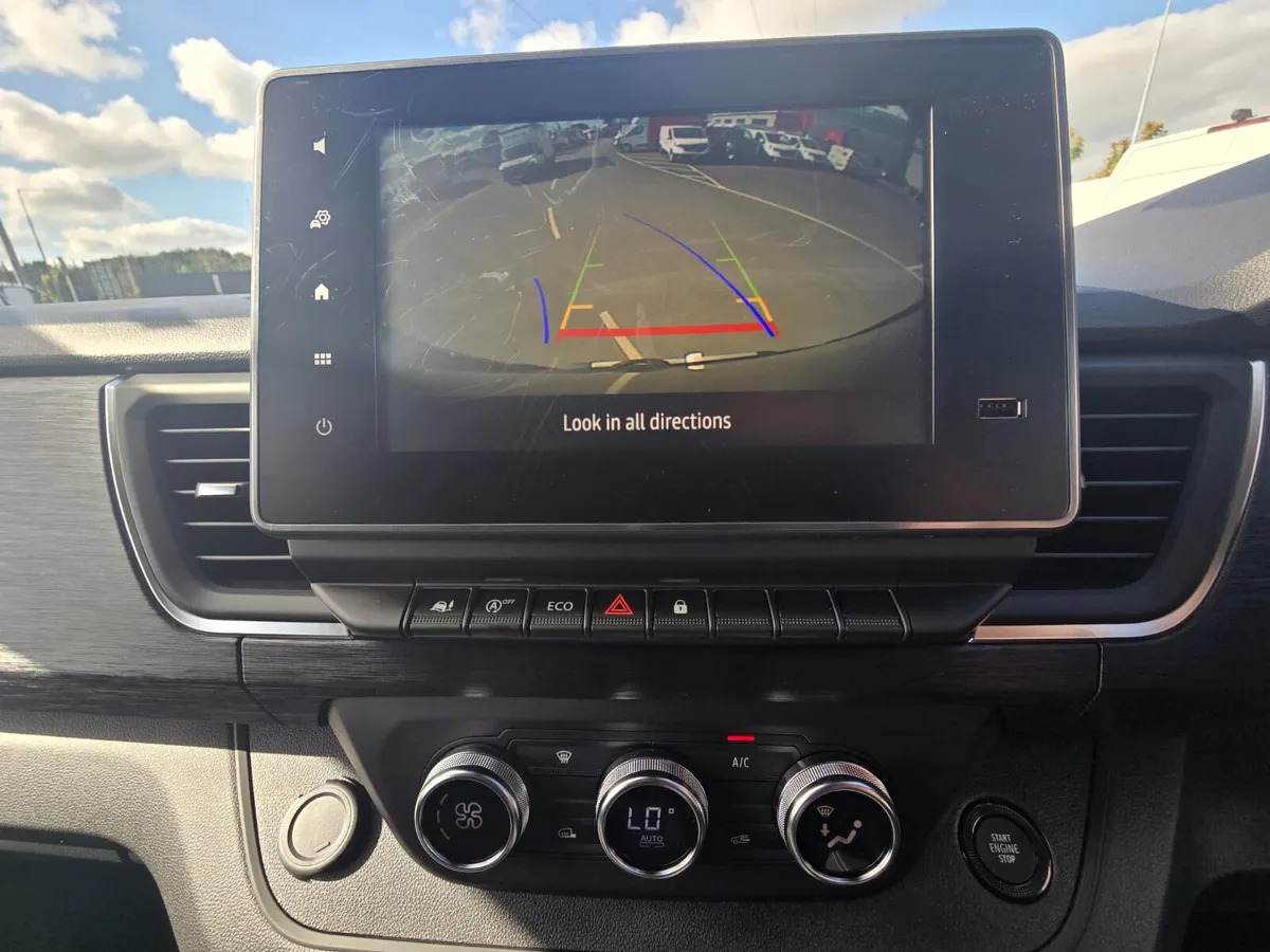 NEW Renault Trafic Exclusive 170BHP/150BHP Manual Black - Furgon: 5 kép. NEW Renault Trafic Exclusive 170BHP/150BHP Manual Black - Furgon: 5 kép.