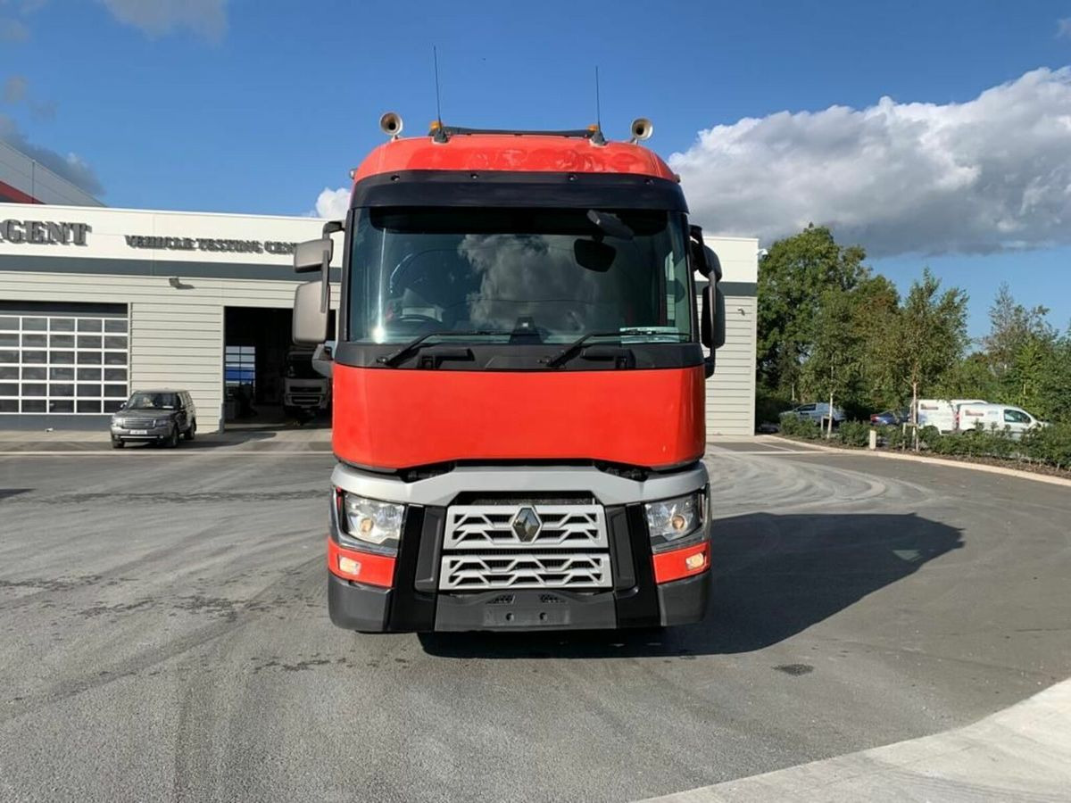 2015 Renault T520 - Nyergesvontató: 2 kép. 2015 Renault T520 - Nyergesvontató: 2 kép.