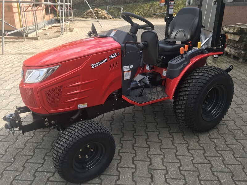 Branson 2505h tractor - Kistraktor: 3 kép. Branson 2505h tractor - Kistraktor: 3 kép.