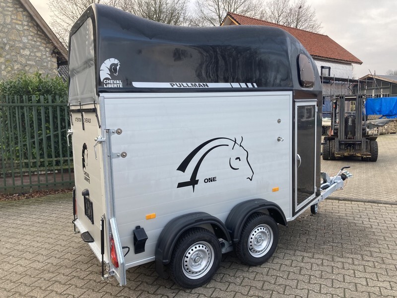 CHEVAL Liberté Gold One paardentrailer - Lószállító utánfutó: 5 kép. CHEVAL Liberté Gold One paardentrailer - Lószállító utánfutó: 5 kép.