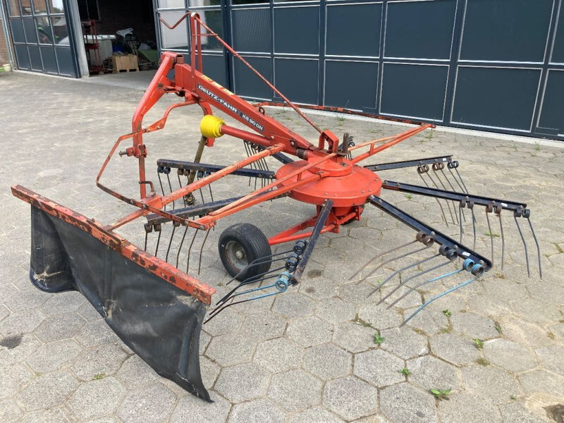 Deutz KS 90 Cirkelhark - Szénaforgató: 2 kép. Deutz KS 90 Cirkelhark - Szénaforgató: 2 kép.