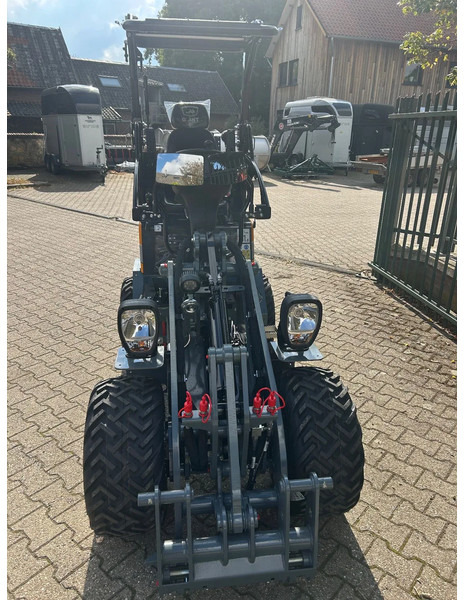 Giant G1500L X-tra - Gumikerekes homlokrakodó: 3 kép. Giant G1500L X-tra - Gumikerekes homlokrakodó: 3 kép.