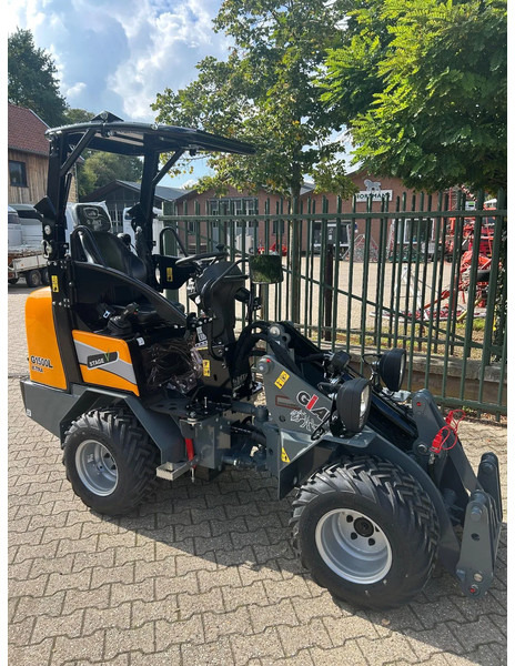 Giant G1500L X-tra - Gumikerekes homlokrakodó: 2 kép. Giant G1500L X-tra - Gumikerekes homlokrakodó: 2 kép.