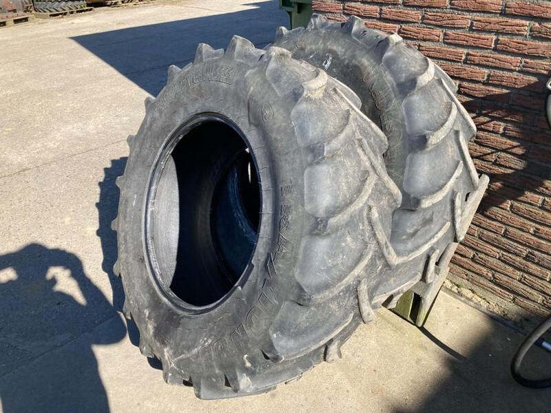 Vredestein 420/85R28 Traxion 85 - Gumiabroncs - Mezőgazdasági gépek: 3 kép. Vredestein 420/85R28 Traxion 85 - Gumiabroncs - Mezőgazdasági gépek: 3 kép.