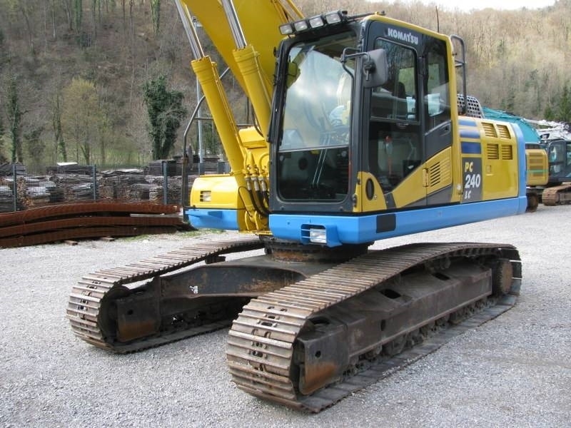 Komatsu PC 240 NLC-10 TOP stroj - Lánctalpas kotró: 2 kép. Komatsu PC 240 NLC-10 TOP stroj - Lánctalpas kotró: 2 kép.