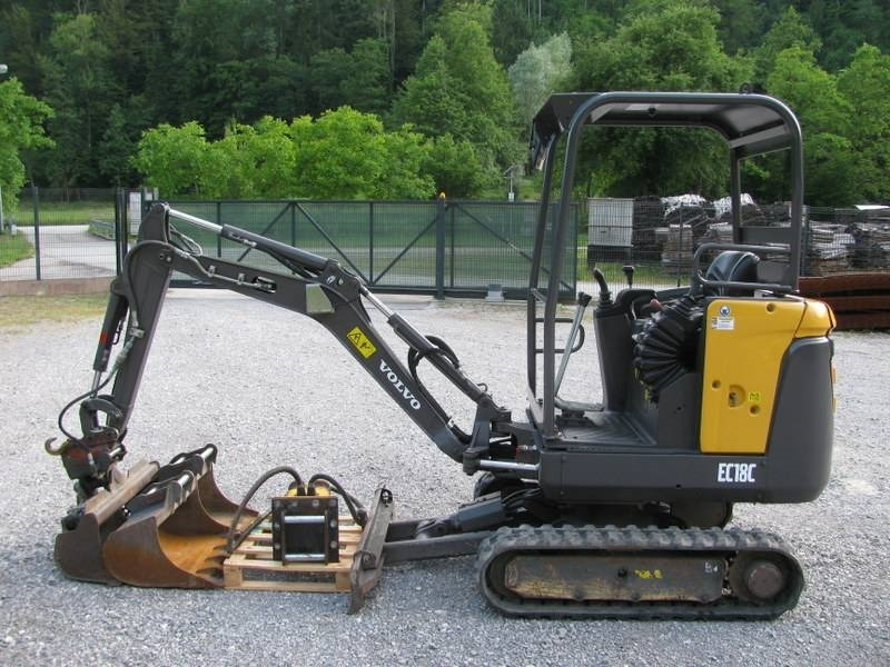 Volvo EC18C 3 žlice + kladivo Volvo HB02 - Minikotró: 2 kép. Volvo EC18C 3 žlice + kladivo Volvo HB02 - Minikotró: 2 kép.