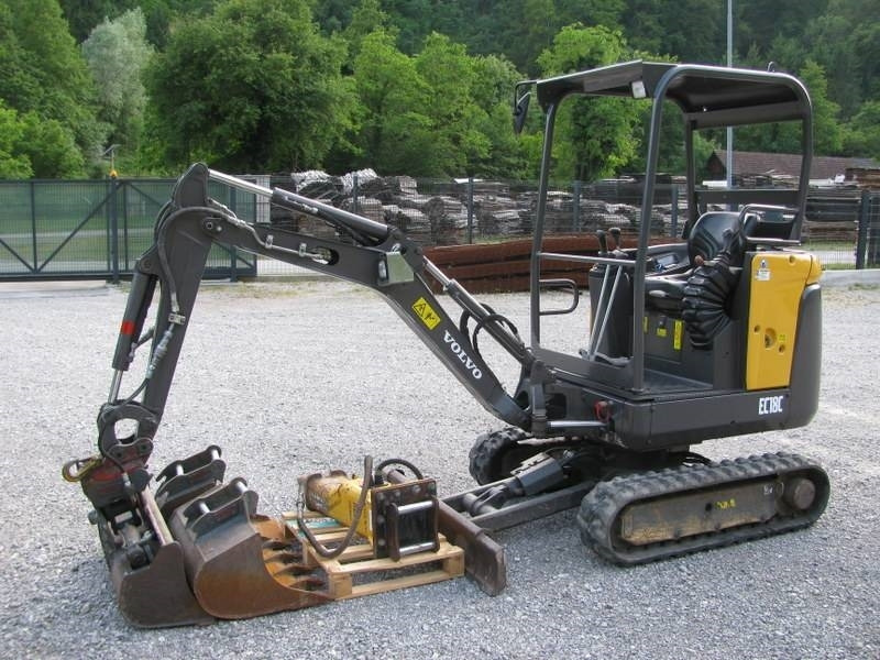 Volvo EC18C 3 žlice + kladivo Volvo HB02 - Minikotró: 1 kép. Volvo EC18C 3 žlice + kladivo Volvo HB02 - Minikotró: 1 kép.
