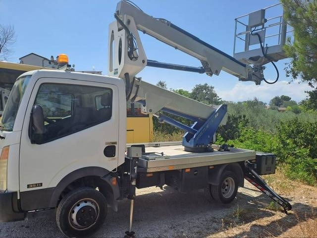 Multitel MX 200 - Emelőkosaras teherautó: 1 kép. Multitel MX 200 - Emelőkosaras teherautó: 1 kép.