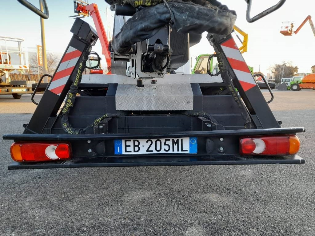 Oil & Steel 2112 - Emelőkosaras teherautó: 3 kép. Oil & Steel 2112 - Emelőkosaras teherautó: 3 kép.