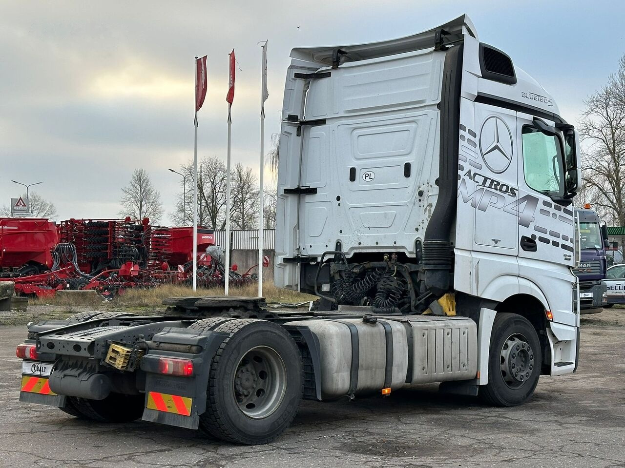 Mercedes-Benz Actros 1845 - Nyergesvontató: 3 kép. Mercedes-Benz Actros 1845 - Nyergesvontató: 3 kép.