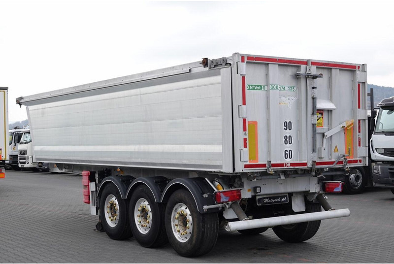 Benalu WYWROTKA / 26 m3 / ALUMINIOWA / OŚ PODNOSZONA / WAGA: 5 000 KG / - Félpótkocsi billenőplatós: 4 kép. Benalu WYWROTKA / 26 m3 / ALUMINIOWA / OŚ PODNOSZONA / WAGA: 5 000 KG / - Félpótkocsi billenőplatós: 4 kép.