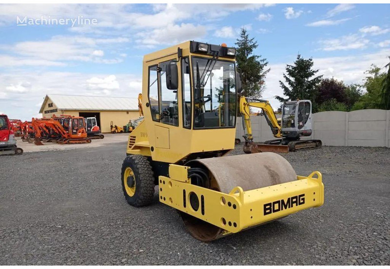 Bomag BW 145 D-3 Road roller - Henger: 3 kép. Bomag BW 145 D-3 Road roller - Henger: 3 kép.