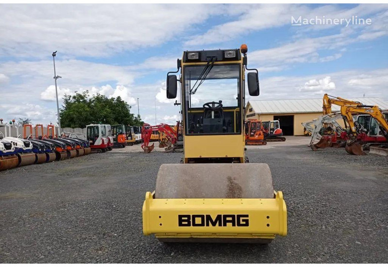 Bomag BW 145 D-3 Road roller - Henger: 2 kép. Bomag BW 145 D-3 Road roller - Henger: 2 kép.