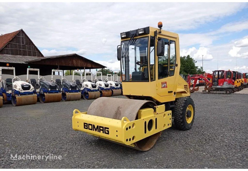 Bomag BW 145 D-3 Road roller - Henger: 1 kép. Bomag BW 145 D-3 Road roller - Henger: 1 kép.