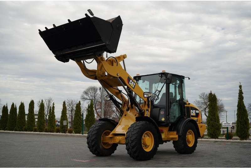 Caterpillar 906M / ŁADOWARKA KOŁOWA / 2019 ROK / ŁYŻKA SZCZĘKOWA / - Gumikerekes homlokrakodó: 2 kép. Caterpillar 906M / ŁADOWARKA KOŁOWA / 2019 ROK / ŁYŻKA SZCZĘKOWA / - Gumikerekes homlokrakodó: 2 kép.