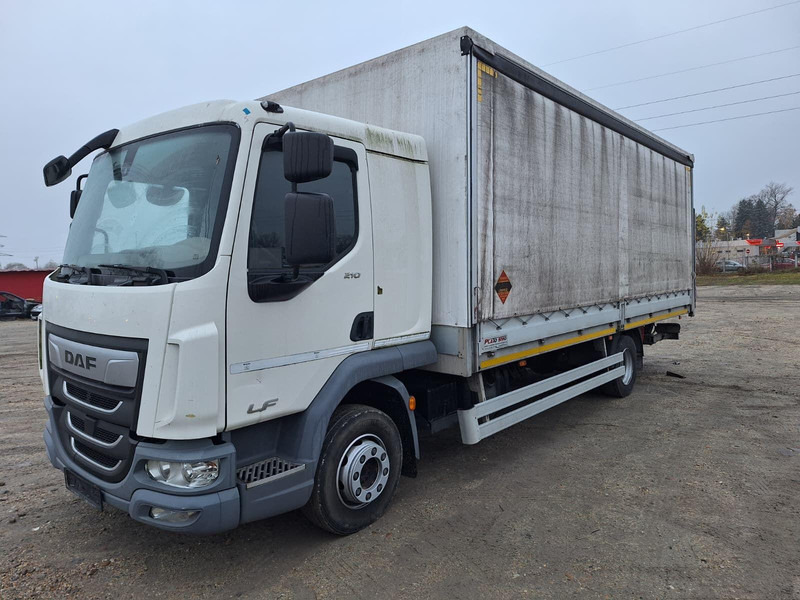 DAF LF 210 - Pritsche + Plane + DHollandia LBW 1000 kg - Dobozos felépítményű teherautó: 3 kép. DAF LF 210 - Pritsche + Plane + DHollandia LBW 1000 kg - Dobozos felépítményű teherautó: 3 kép.