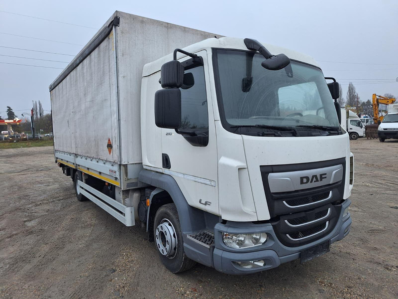 DAF LF 210 - Pritsche + Plane + DHollandia LBW 1000 kg - Dobozos felépítményű teherautó: 1 kép. DAF LF 210 - Pritsche + Plane + DHollandia LBW 1000 kg - Dobozos felépítményű teherautó: 1 kép.