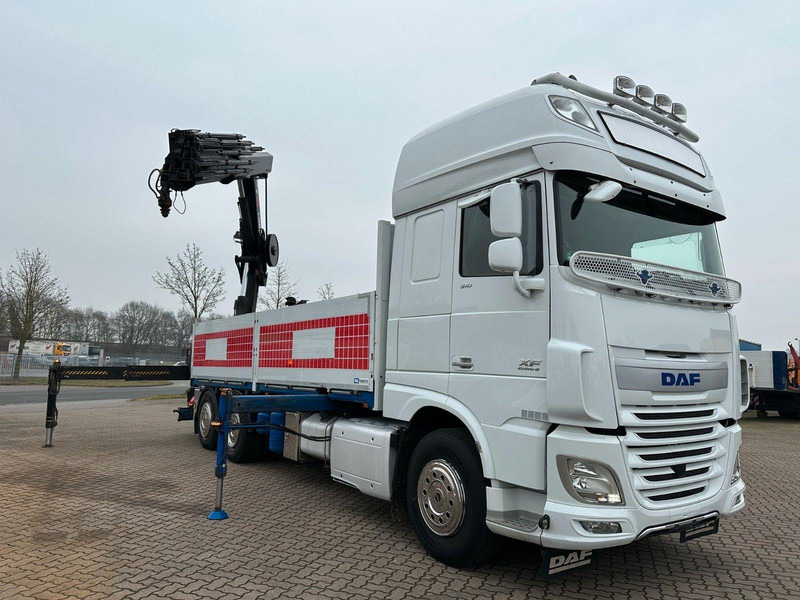 DAF XF 510 LL 6x2 Crane Hiab 262 E-8 - Platós teherautó, Darus autó: 2 kép. DAF XF 510 LL 6x2 Crane Hiab 262 E-8 - Platós teherautó, Darus autó: 2 kép.