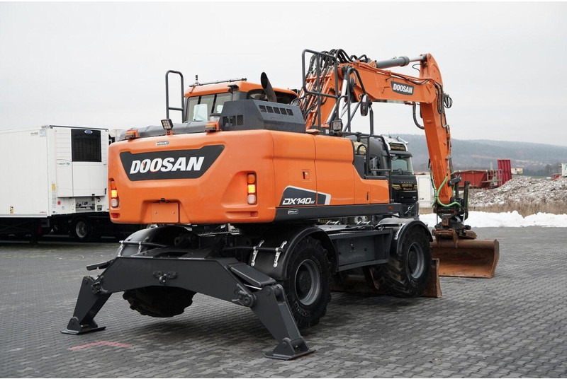 Doosan DX 140W / KOPARKA KOŁOWA / JOYSTICK / POWERTILT OBROTNICA - Gumikerekes kotró: 5 kép. Doosan DX 140W / KOPARKA KOŁOWA / JOYSTICK / POWERTILT OBROTNICA - Gumikerekes kotró: 5 kép.