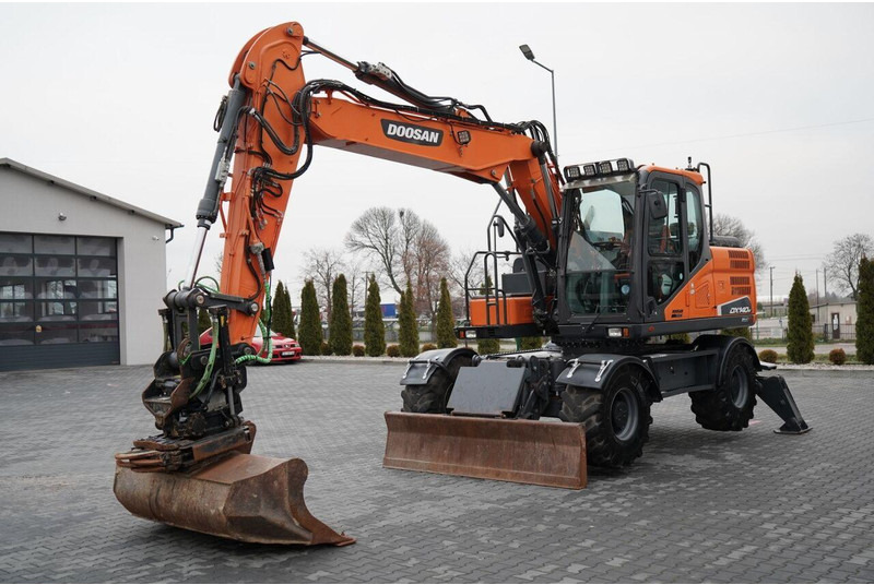 Doosan DX 140W / KOPARKA KOŁOWA / JOYSTICK / POWERTILT OBROTNICA - Gumikerekes kotró: 1 kép. Doosan DX 140W / KOPARKA KOŁOWA / JOYSTICK / POWERTILT OBROTNICA - Gumikerekes kotró: 1 kép.
