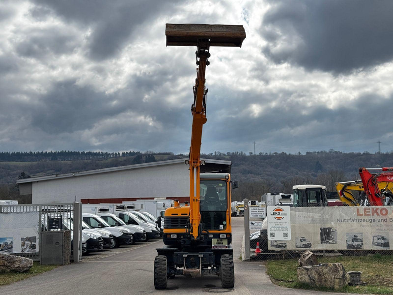 Hyundai Robex 55W-9A - Gumikerekes kotró: 4 kép. Hyundai Robex 55W-9A - Gumikerekes kotró: 4 kép.