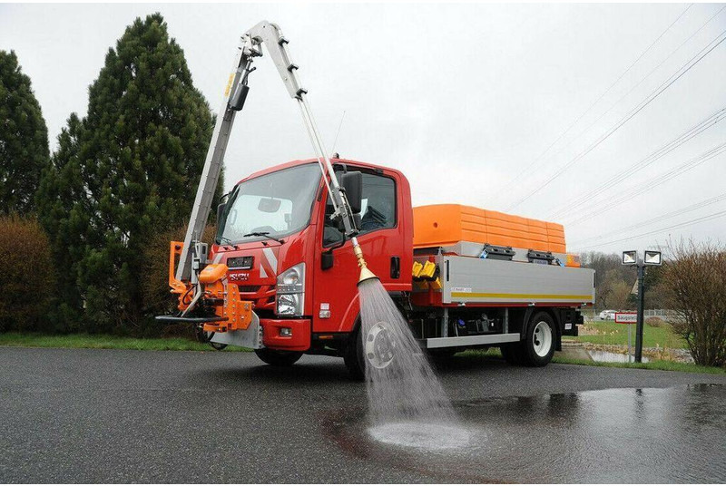 Isuzu NPR Locsolókocsi - Tartályos teherautó: 2 kép. Isuzu NPR Locsolókocsi - Tartályos teherautó: 2 kép.