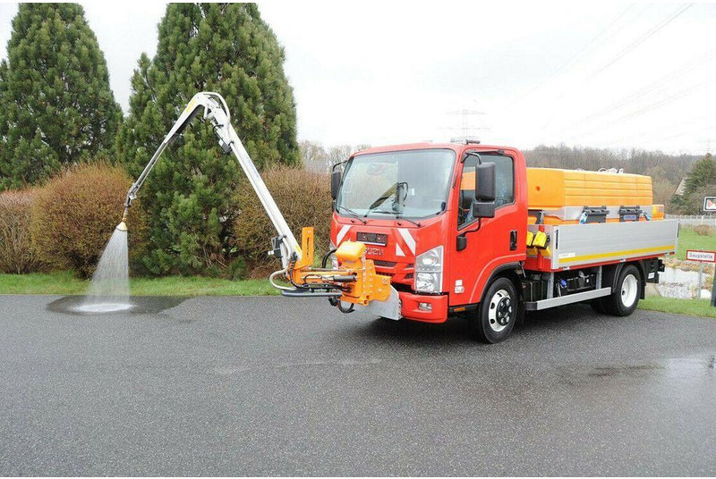 Isuzu NPR Locsolókocsi - Tartályos teherautó: 1 kép. Isuzu NPR Locsolókocsi - Tartályos teherautó: 1 kép.