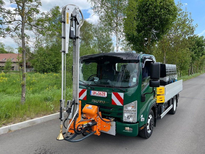 Isuzu NPR Locsolókocsi - Tartályos teherautó: 4 kép. Isuzu NPR Locsolókocsi - Tartályos teherautó: 4 kép.