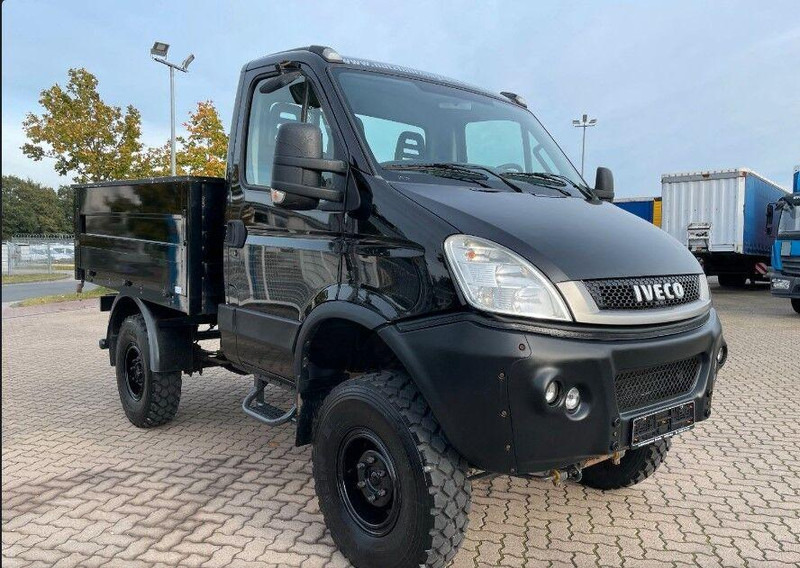 Iveco 35S17 W 4x4 Flatbed - Platós kisteherautó: 2 kép. Iveco 35S17 W 4x4 Flatbed - Platós kisteherautó: 2 kép.