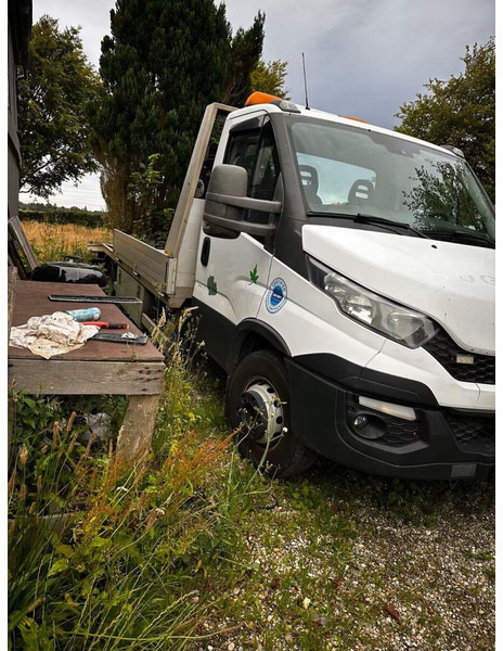Iveco Daily 70C17 - Car transporter + crane - Autószállító teherautó: 2 kép. Iveco Daily 70C17 - Car transporter + crane - Autószállító teherautó: 2 kép.