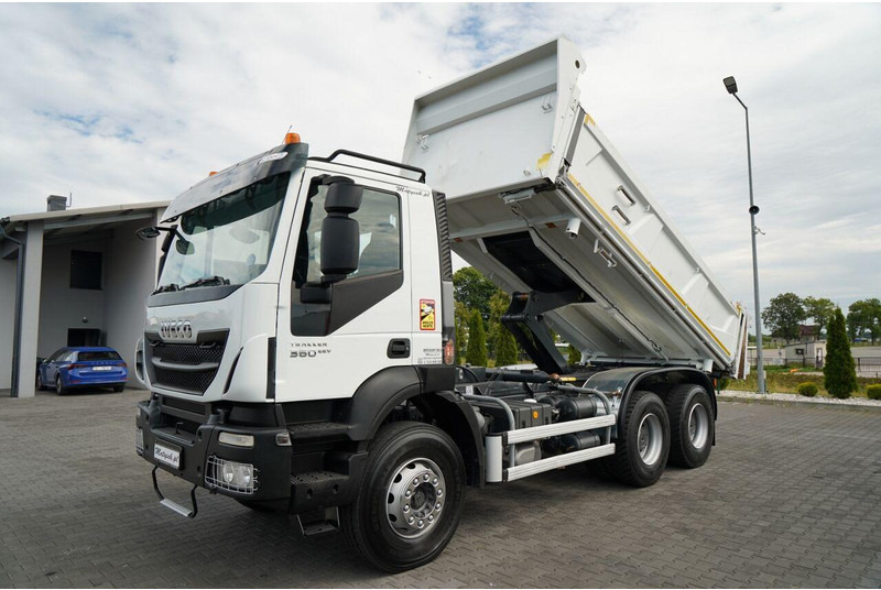 Iveco TRAKKER 360 - Billenőplatós teherautó: 2 kép. Iveco TRAKKER 360 - Billenőplatós teherautó: 2 kép.