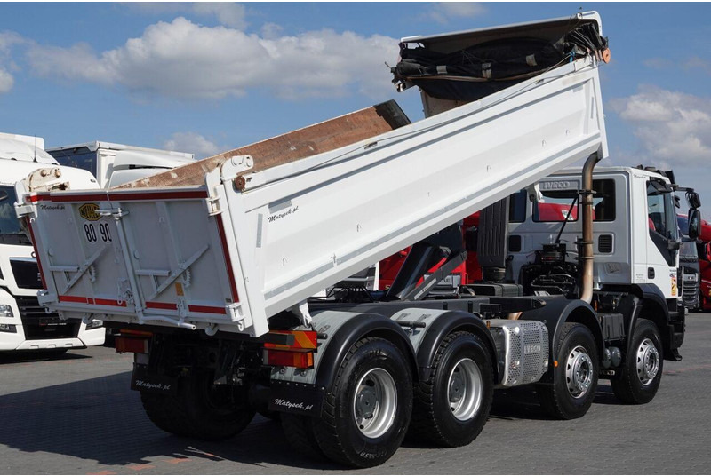 Iveco TRAKKER / 8x4 / WYWROTKA / HYDROBURTA / BORDMATIC / EURO 6 / ME - Billenőplatós teherautó: 4 kép. Iveco TRAKKER / 8x4 / WYWROTKA / HYDROBURTA / BORDMATIC / EURO 6 / ME - Billenőplatós teherautó: 4 kép.